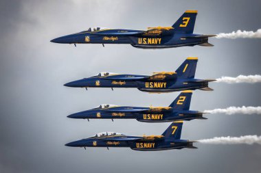Miramar, California 'da Amerika' nın 2023 sayılı Hava Gösterisi 'nde dört Amerikan Mavi Melekleri uçuyor..