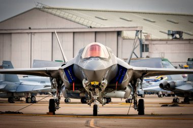 Miramar, California 'da Amerika' nın 2023 sayılı Airshow 'unda piste zincirlenmiş bir F-35 Lightning II..