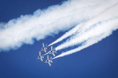 Amerikan Donanması Mavi Melekleri, Amerika 'nın 2023 sayılı uçak fuarında elmas halkalarında Miramar, Kaliforniya' da.