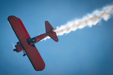 Vicky Benzing, Miramar, California 'da Amerika' nın 2023 sayılı hava gösterisinde dumanla dalıyor..