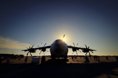 Kraliyet Hava Kuvvetleri 'nin (RAF) bir A400 Atlası, Miramar, Kaliforniya' da Amerika 'nın 2023 sayılı Airshow' unun akşam pistinde bulunuyor..