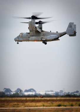 Bir V-22 Osprey bulutlu bir günde Miramar, California 'daki Amerika' nın 2023 sayılı hava gösterisinde havada asılı duruyor..