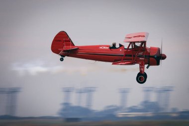Vicky Benzing 1940 Stearman 'ından seyirciye el sallıyor. Miramar, California' da Amerika 'nın 2023 sayılı Airshow' unda..