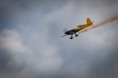 Michael Goulian, Miramar, California 'da Amerika' nın 2023 sayılı Airshow 'unda dumanla dalışa geçti..