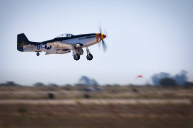 Bir P-51 Mustang, Miramar, California 'da Amerika' nın 2023 sayılı hava gösterisinde havalandı..