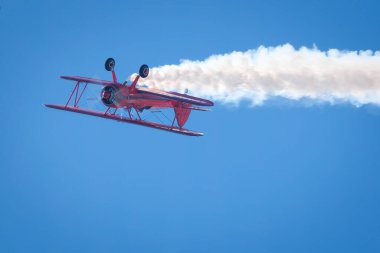Vicky Benzing, ters dönmüş ve sigara içiyor, Amerika 'nın 2023 sayılı hava gösterisinde Miramar, California' da..