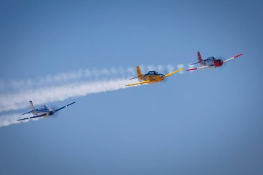 Miramar, California 'da Amerika' nın 2023 sayılı Airshow 'unda Savaş Kuşları' nda performans sergileyen üç T-34 akıl hocası..