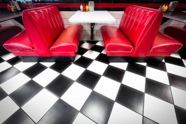 El Paso, Teksas yakınlarındaki 50 'li yılların moda bir restoranının kareli fayansları ve kırmızı koltukları..