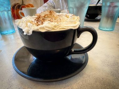 Coronado, California 'da büyük bir fincan Meksika Sıcak Çikolatası.