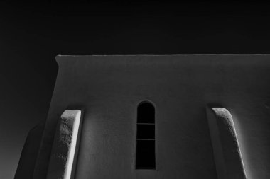 El Paso 'nun doğusundaki San Elizario, Teksas' taki İspanyol Misyonunun yanında..