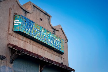 Fabens, Teksas 'taki terk edilmiş Monserrat binasının işareti..