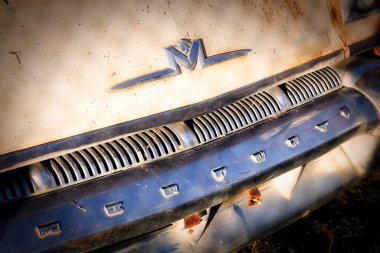Eski bir 1956 model Mercury Monterey, bakımsız bir şekilde Fabens, Teksas 'ta oturuyor..