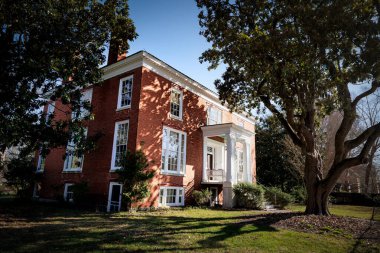 Williamsburg Kolonisi 'ndeki Bowden Armistead evinin ön bahçesi..