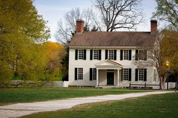 Batı Nicholson ve Kuzey İngiltere sokaklarının köşesindeki Grissel Hay Pansiyonu. Virginia, Williamsburg Kolonisi 'nde..