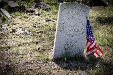Çavuş 'un mezarı. İç Savaş 'ın sayısız muharebesinde cesurca savaşan 2. Birleşik Devletler Siyahi Süvari Alayı' ndan March Corprew, aile mezarlığı Chesapeake 'deki Bilinmeyen ve Tanınmayan Afro-Birlik İç Savaş Askerleri Anıtı oldu..