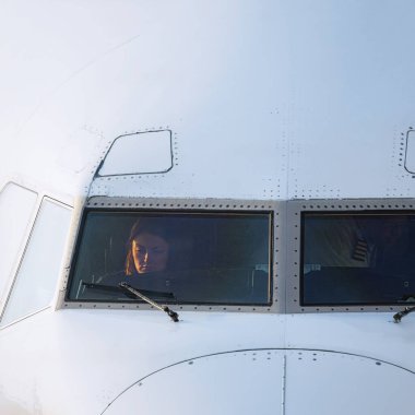 Güneş, Norfolk Uluslararası Havaalanı 'ndan ayrılmadan önce kontrol listelerini gözden geçiren bir hava ekibi üzerinde parlıyor..