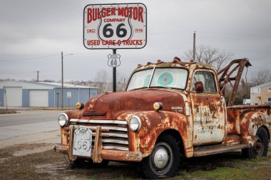 Bulger Motor Şirketi 1946 'dan beri tarihi Route 66' da, Carterville, Missouri 'de..