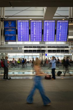 Colorado 'daki Denver Uluslararası Havalimanı' nın kalkış terminalindeki insanlar..