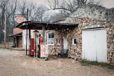 Miller, Missouri yakınlarındaki tarihi Route 66 'da Spencer İstasyonu' nda kar yağışı var.