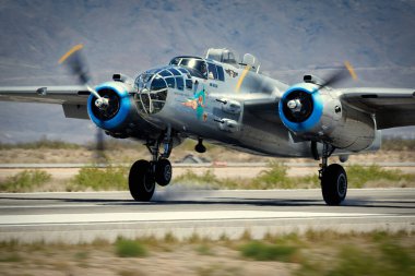 Bir B-25 Mitchell, adı Maid in the Shade of the Memorative Air Force, New Mexico 'daki Santa Teresa Havaalanına indi..