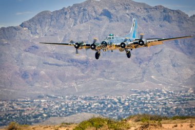 New Mexico 'daki Santa Teresa Havaalanı' na yaklaşmakta olan Anma Hava Kuvvetleri 'nin Duygusal Yolculuğu adlı bir B-17 Kalesi..