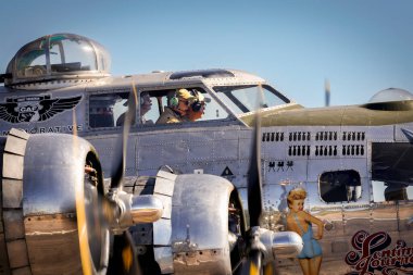 New Mexico 'daki Santa Teresa Havaalanı' ndaki Anma Hava Kuvvetleri 'nin Duygusal Yolculuğu adlı B-17 Kalesi mürettebatı..