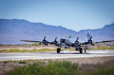 Anma Hava Kuvvetleri 'nin Duygusal Yolculuğu adlı bir B-17 Kalesi New Mexico' daki Santa Teresa Havaalanı 'na indi..