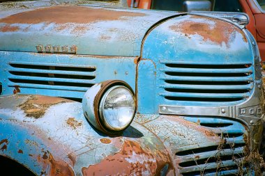 Eski bir vintage kamyon Canutillo, Texas 'ta yol kenarında bakımsız duruyor..