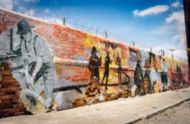 İtfaiyecilere adanmış eski bir duvar resmi. Doğu 6. Cadde 'de, El Paso, Teksas' taki Cotton Caddesi ile Park arasında yıkılan bir duvarda..