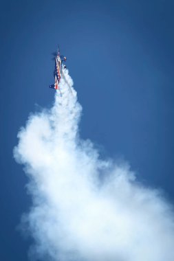 Avustralyalı akrobatik şampiyonu Aarron Deliu, Alamogordo, New Mexico yakınlarındaki Holloman Hava Üssü 'ndeki Liberty Airshow 2024 Legacy' de gösteri yapıyor..