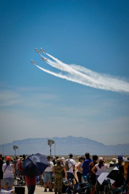 ABD Hava Kuvvetleri Thunderbird 'leri Alamogordo, New Mexico yakınlarındaki Holloman Hava Üssü' ndeki Liberty Airshow 'da konser verdiler..