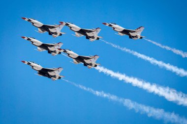 ABD Hava Kuvvetleri Thunderbird 'leri Alamogordo, New Mexico yakınlarındaki Holloman Hava Üssü' ndeki Liberty Airshow 'da konser verdiler..