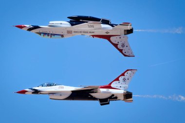 ABD Hava Kuvvetleri Thunderbird 'leri Alamogordo, New Mexico yakınlarındaki Holloman Hava Üssü' ndeki Liberty Airshow 'da konser verdiler..