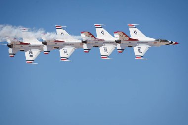 ABD Hava Kuvvetleri Thunderbird 'leri Alamogordo, New Mexico yakınlarındaki Holloman Hava Üssü' ndeki Liberty Airshow 'da konser verdiler..