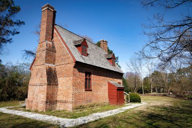 1725 yılında inşa edilen ve Virginia Beach, Virginia 'daki National Register of Historic Places' da bulunan Lynnhaven Sarayı 'nda bulunmaktadır..
