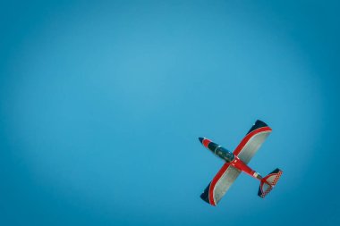 Torrey Ward ve mikro jeti Alamogordo, New Mexico yakınlarındaki Holloman Hava Üssü 'ndeki Liberty Airshow' da..