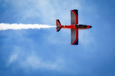 Torrey Ward ve mikro jeti Alamogordo, New Mexico yakınlarındaki Holloman Hava Üssü 'ndeki Liberty Airshow' da..