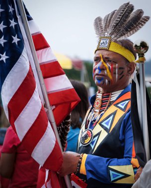 Virginia, Suffolk 'ta düzenlenen 36. Nansemond Kızılderili Toplantısı' nın açılış töreninde Amerikan yerlilerinin renk muhafızlarından biri..