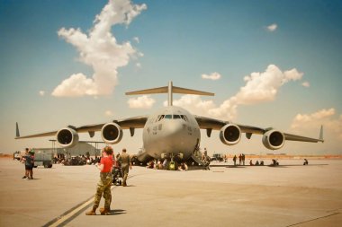 Bir C-17 Globemaster Alamogordo, New Mexico yakınlarındaki Holloman Hava Üssü 'ndeki Liberty Airshow' da sergileniyor..