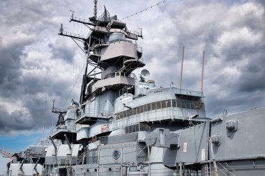 USS Wisconsin Köprüsü (BB-64) Norfolk, Virginia şehir merkezinde.
