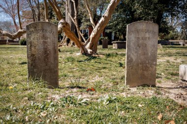 Koloni Williamsburg, Virginia 'daki Bruton Parish Kilisesi' ndeki mezarlığa Amerikan İç Savaşı 'ndan kalma iki Konfederasyon askerinin mezarları gömüldü..