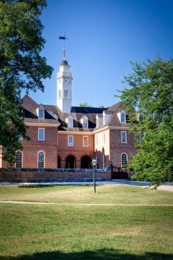 Virginia Capitol Binası 'nda bir yaz günü Virginia, Williamsburg Kolonisi' nde duruyor..