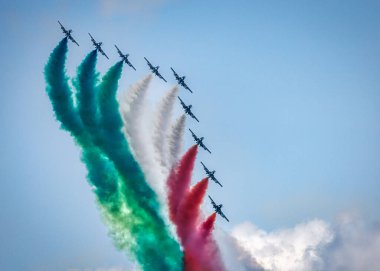 İtalyan Hava Kuvvetleri Tricolori Aerobatik Takımı Virginia Beach 'te düzenlenen NATO Ortak Güç Gösterisinin 75. yıldönümünde.