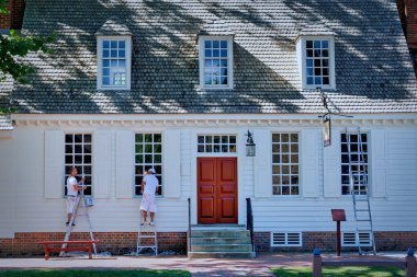 Virginia 'nın tarihi Williamsburg bölgesinde sakin bir yaz gününde Shields Tavern' da işlerini yapan iki ressam..