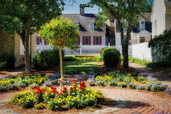 stock image The Raleigh Tavern Garden in full bloom in the historic district of Colonial Williamsburg, Virginia.