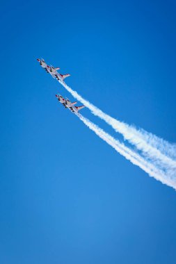ABD Hava Kuvvetleri Thunderbird 'leri Alamogordo, New Mexico yakınlarındaki Holloman Hava Üssü' ndeki Liberty Airshow 'da konser verdiler..