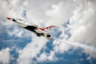 ABD Hava Kuvvetleri Thunderbird 'leri Alamogordo, New Mexico yakınlarındaki Holloman Hava Üssü' ndeki Liberty Airshow 'da konser verdiler..