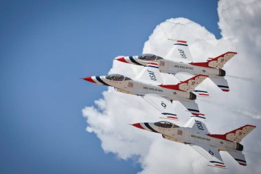 ABD Hava Kuvvetleri Thunderbird 'leri Alamogordo, New Mexico yakınlarındaki Holloman Hava Üssü' ndeki Liberty Airshow 'da konser verdiler..