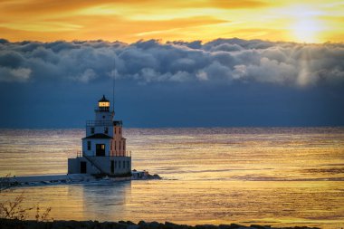 Ocak ayında Manitowoc, Wisconsin 'deki Michigan Gölü deniz fenerinde sakin bir gün doğumu..