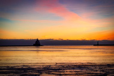 Manitowoc, Wisconsin 'deki limanda kış buzu toplanmaya başlarken güneş doğuyor..